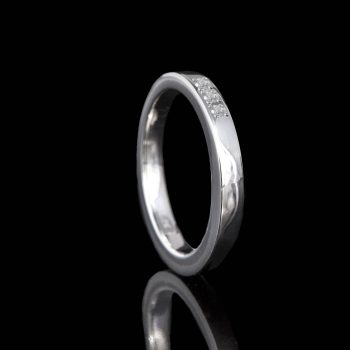 Asring met Gesloten Askamer en 3 Pave Gezette Zirkonia Sterling Zilver 1129-03Z