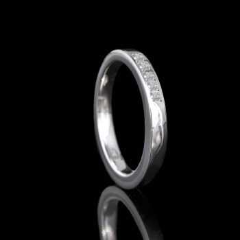 Asring met Gesloten Askamer en 5 Pave Gezette Zirkonia Sterling Zilver 1129-05Z