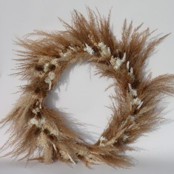 Rouwkrans van droogbloemen in natuurlijke tinten