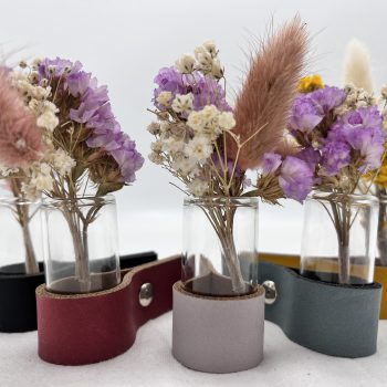 Troostbox – Leren staander met mini vaasje en droogbloemen