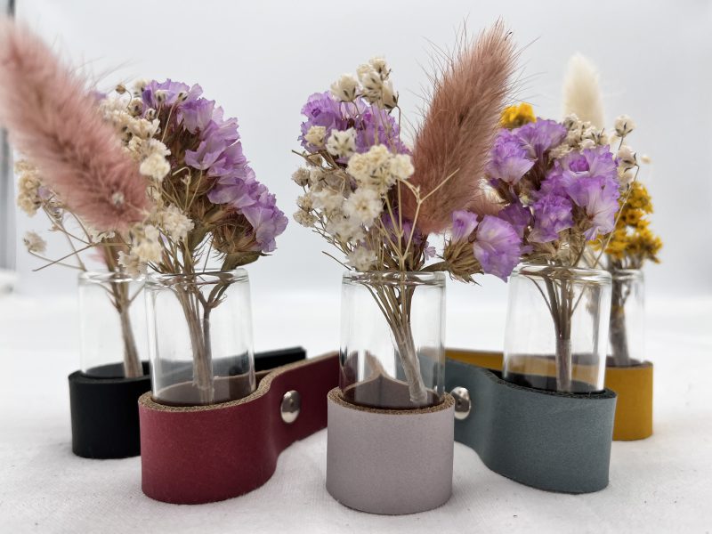 Troostbox – Leren staander met mini vaasje en droogbloemen