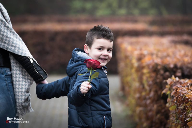 Boy Hazes - Uitvaartfotografie afscheid met bloem