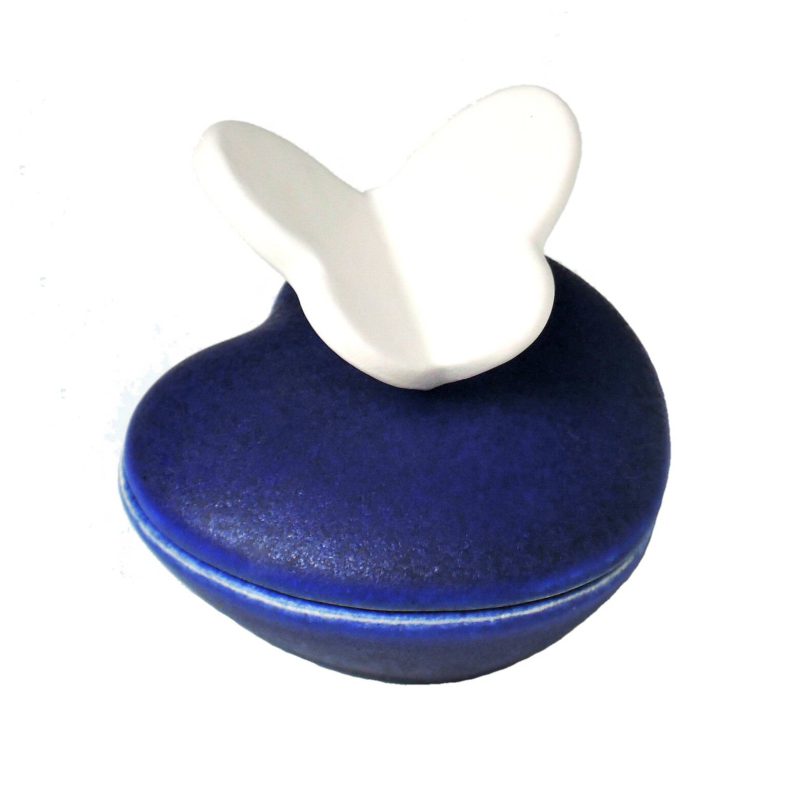 Mini urn – Hartje met vlinder 0,012 liter donkerblauw wit mn002.88+vl.20