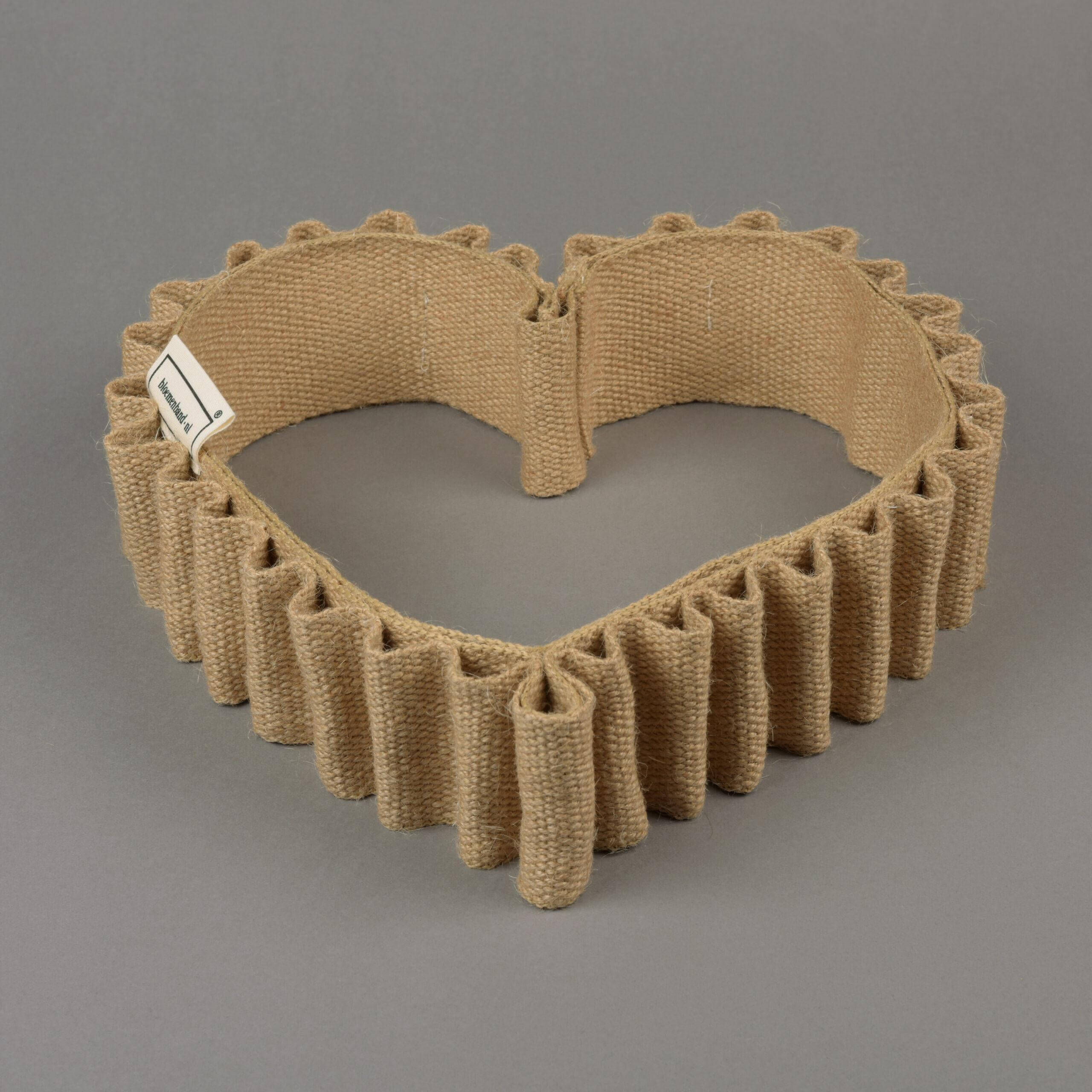 Bloemenband Hartvorm van jute | een liefdevolle bloemendrager voor op de uitvaartkist